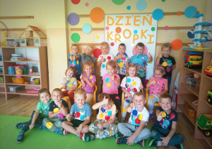 Uśmiechnięte przedszkolaki podczas pamiątkowego zdjęcia z Dnia Kropki.