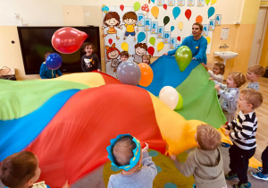 Dzieci odbijają balony.