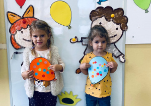 Dziewczynki prezentują wykonane przez siebie baloniki.