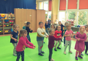 Przedszkolaki podczas tańca Chocolate.