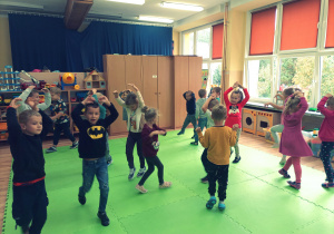 Przedszkolaki tańczą naśladując baletnice.