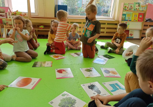 Dzieci wyszukują na ilustracjach dary jesieni