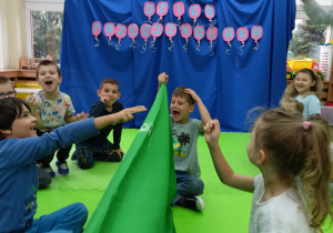 Laura i Jaś podczas zabawy "Papier, kamień, nożyce".