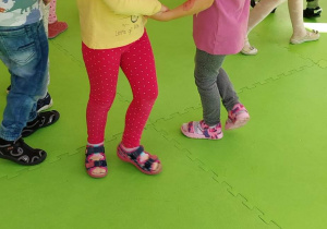 Dziewczynki tańczą w parach do piosenki "Małe czerwone jabłuszko"