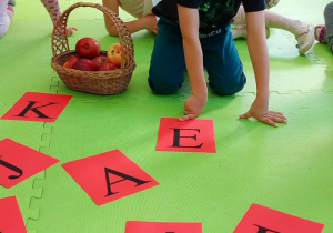 Chłopiec wyszukuje wskazaną literę wśród innych liter