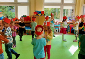 Dzieci tańczą w parachbdo piosenki o jabłuszku