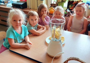Dzieci obserwują proces tworzenia muau z jabłek