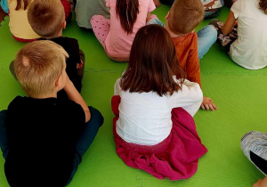 Dzieci oglądają film edukacyjny o właściwościach zdrowotnych jabłek