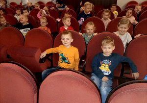 Dzieci z przedszkola czekają na spektakl