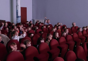 Dzieci na widowni oglądają przedstawienie