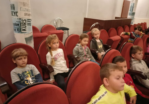 Dzieci w fotelach czekają na spektakl
