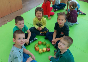 Dzieci układają literę "O" z owoców