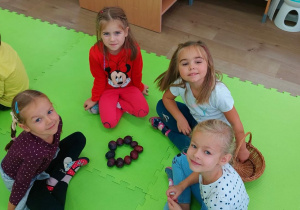 Dzieci układają literę O z owoców