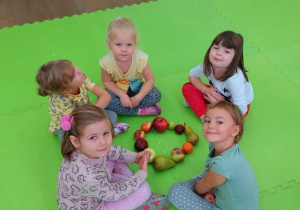 Dzieci układają O z owoców