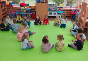 Dzieci siedzą w dwóch kołach układają literę O I o