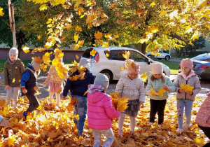 Dzieci zbierają jesienne liście