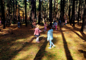 Dzieci obserwują jesienny las