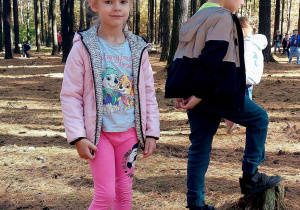 Dzieci spacerują po lesie
