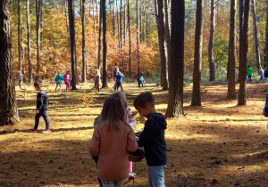 Dzieci w jesiennym lesie