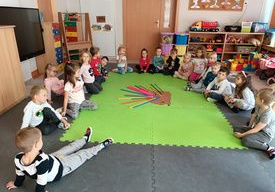 Dzieci układaja kolce z lasek gimnasycznych