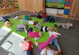 Dzieci śpią na dywanie jak jeżyki