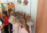 Dzieci przyczepiają na tablicy kolce jeża