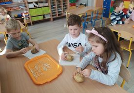Dzieci robią jeża z ziemniaka i wykałaczek