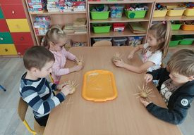 Dzieci robią jeża z ziemniaka i wykałaczek