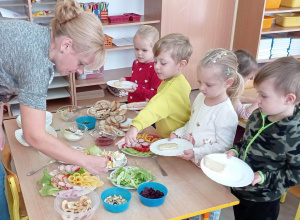 "Smacznie i zdrowo" - śniadanie w formie stołu szwedzkiego w grupie II