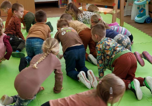 Dzieci naśladuja sposób poruszania się przez jeże