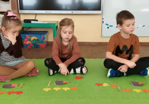 Dzieci wykonują działania matematyczne na liściach