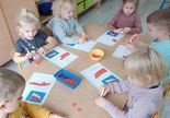 Dzieci wyklejają flagę Polski
