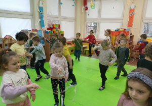 Dzieci podczas zabawy - dowolny taniec ze wstążką.