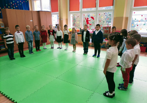 Przedszkolaki przyjmują postawę do odśpiewania hymnu.