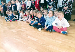 Dzieci uczestniczą w szkolnym apelu.