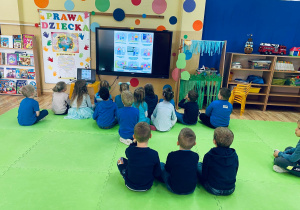 Dzieci oglądaja film edukacyjny o Prawach Dziecka.