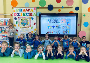 Dzieci pozują do zdjęcia ubrane na niebiesko.