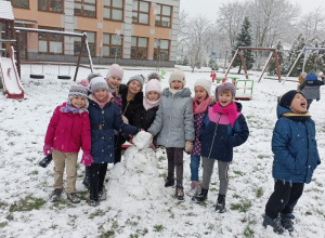 Pierwsze śnieżne zabawy w gr. VI