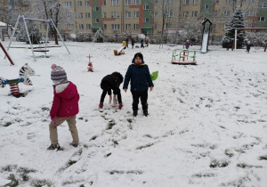 Dzieci podczas zabaw na śniegu.