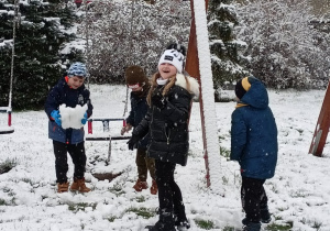 Rozbawione dzieci podczas pierwszego kontaktu ze śniegiem.