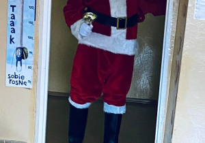 Święty Mikołaj wchodzi do sali przedszkolaków.