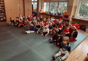 Przedszkolaki oczekują Świętego Mikołaja