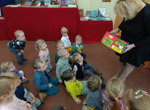 Maluszki z grupy I poznają bibliotekę