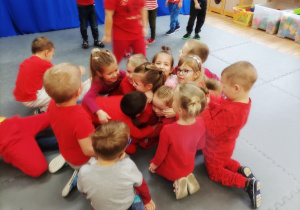 Dzieci przytulają dziewczynkę, która wygrała w zabawie "Serduszko parzy!"