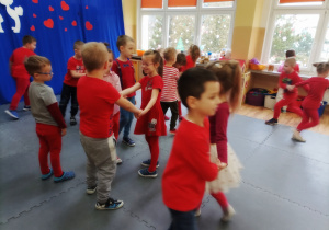 Dzieci tańczą przy muzyce.
