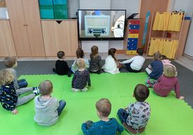 Dzieci ogladają film edukacyjny Necio