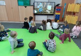 Dzieci ogladają film edukacyjny Necio