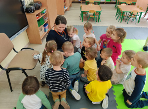 Spotkał katar Katarzynę -A-psik! Katarzyna pod pierzynę-A-psik! - maluszki poznają pracę lekarza.