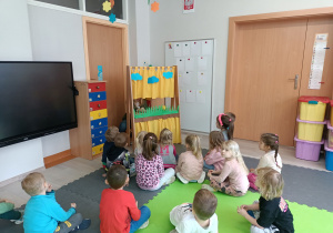 Dzieci oglądają teatrzyk kukiełkowy