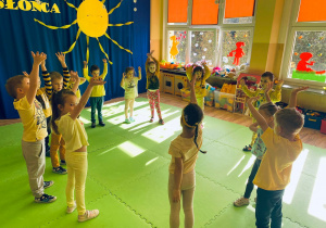 Dzieci tańczą do zabawy muzyczno-ruchowej.